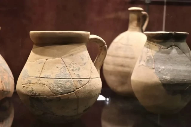 🏺🌠 Le samedi 17 mai, à l’occasion de la Nuit Européenne des Musées, le musée Eburomagus, ouvre ses portes en nocturne de 18h jusqu’à 22h pour une soirée exceptionnelle !

🔸 Découvrez ou redécouvrez les collections permanentes.
🔸 Assistez à une performance inédite : les élèves passionnés de l’option théâtre du Lycée Ruffié de Limoux investiront le musée et donneront vie aux récits du passé à travers des saynètes et des improvisations surprenantes. (Deux représentations de 45 minutes à 18h et 19h)

Entrée gratuite.
📍 Musée Eburomagus (2 Avenue du Razès, 11150 Bram)

#musée #archéologie #nuitdesmusées #animations #sortirdanslaude #sortirenfamille #Bram #collinescathares #aude #audetourisme #occitanie #occitanietourisme