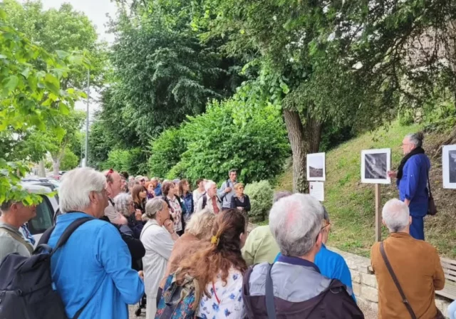 📸 Retour en images... sur le week-end d'ouverture du festival des Chemins de Photos 🤗

C'est parti pour 4 mois d'expositions photos en plein air, gratuites et accessibles à tous !

Jusqu'au 30 septembre 2025, le territoire se transforme en galerie à ciel ouvert : des œuvres grand format signées par des photographes du monde entier, sur des thèmes universels comme l’environnement, la mémoire, les cultures ou encore les regards du quotidien, sont exposées dans les ruelles, les placettes, les parcs et autres lieux emblématiques du territoire "Piège Lauragais Malepère". 📸🌳⛪⛲

Un événement culturel fort, fédérateur et poétique, qui fait dialoguer l’art et l’espace public et qui attire chaque année un large public local et touristique.

Cette 12ème édition vous réserve de belles surprises et un programme bien rempli ! 
Toutes les infos ➡️ www.cheminsdephotos.com

ℹ️ Notez que la version papier du programme du festival est disponible dans votre Office de Tourisme Intercommunal, partenaire de l'événement (place du Treil 11270 Fanjeaux). 😉

#festivalcheminsdephotos #festivalphoto #photofestival #photographie #aude #audetourisme #collinescathares #occitanie @audetourisme @voyageoccitanie #sortirenoccitanie #Belpech #Montréal