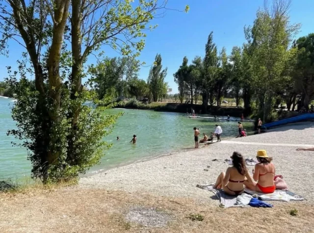 ☀️🏊‍♂️🧘‍♂️🌿 Il fait beau, il fait chaud, et cet été encore, vous allez pouvoir vous rafraichir, vous divertir ou vous détendre à la Base de Loisirs de Buzerens !

La baignade surveillée a été mise en place dès ce week-end 👍. Elle sera assurée par un maître-nageur-sauveteur du SDIS de l'Aude les week-ends des 21/22 et 28/29 juin + 06/07 et 13/14 septembre de 14h à 18h, ainsi que tous les après-midis du 30 juin au 31 août.

#baignade #lac #baignadesurveillée
#Buzerens #bram #plandeau #basedeloisirs #collinescathares #lauragais #aude #audetourisme #sortirdanslaude #jaimelaude #occitanie #occitanietourisme
Photos 📸 : Ville de Bram