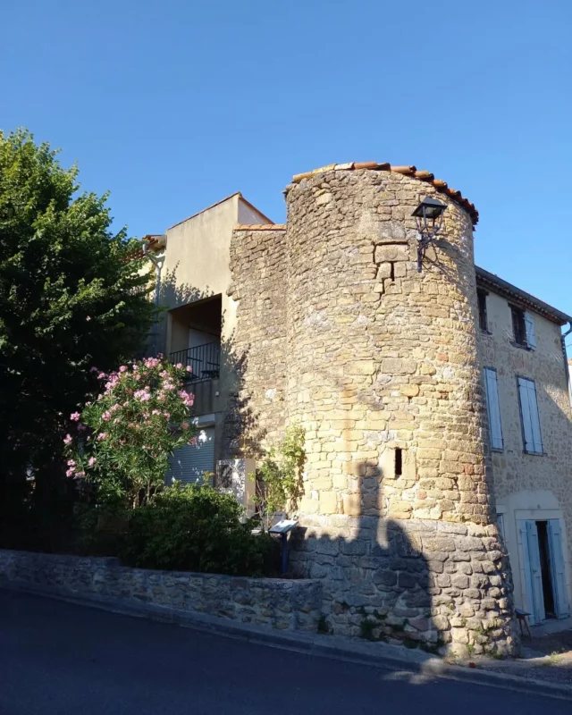 😍🌼📸 Flânerie dans les paisibles ruelles du charmant village de La Cassaigne (11270).

Un petit chemin du patrimoine à réaliser en autonomie agrémentera votre promenade ! ⛪

#LaCassaigne #collinescathares #village #patrimoine #aude #audetourisme #jaimelaude #Occitanie #occitanietourisme #voyageoccitanie #BaladeEnSoirée #VillageAuthentique #sudouest
#suddelafrance #southoffrance