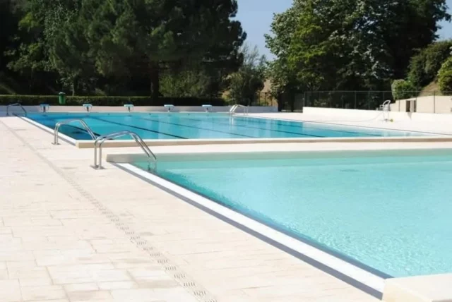 💦 Envie d'un peu de fraîcheur en cette semaine (très) chaude 😎☀️ ? 

Voici quelques idées d'activités rafraîchissantes 💧 :

➡️ Avec @atalaya.canoe , vous pouvez descendre l’Hers-Vif en canoë-kayak et profiter des eaux calmes et ombragées de cette belle rivière. Renseignements et réservations auprès de Julien Pernot : 06 40 57 59 31 🚣‍♀️🌿

➡️ Pour faire un plouf, jusqu’au 31 août 2024 : 
 🔹 la piscine de Montréal vous ouvre ses portes tous les jours de 11h à 19h30 🏊‍♀️
 🔹 une zone de baignade surveillée est aussi accessible tous les jours de 14h à 18h sur le lac de Buzerens (à Bram).

➡️ Côté Nature, nous vous recommandons le facile sentier de Cenne-Monestiés. Il vous emmènera le long d’une jolie rivière de la Montagne Noire jusqu'à un barrage. 💧

#été2024 #fraicheur #baignade #canoe #canoekayak #lac #piscine #collinescathares #Belpech #Bram #Montréal #CenneMonestiés #aude #audetourisme #occitanie #occitanietourisme