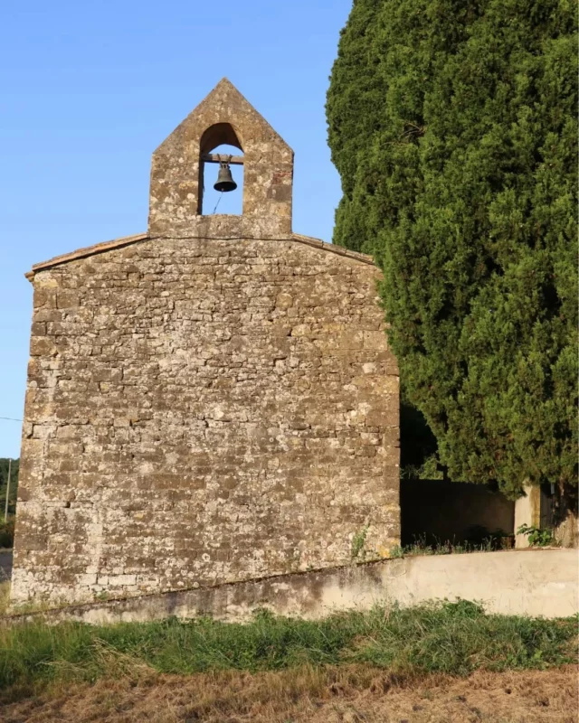 🥾☀️⛪ Au départ de Cazalrenoux, le joli sentier du dessin et des chapelles de la Piège sillonne les collines cathares... 

📍 Départ : parvis de l’église à Cazalrenoux (11270) ⛪️ | Distance : 9.8 km | ⌚️ Durée approximative : 3h30 | Niveau : Moyen | Balisage : Jaune 🟨 + poteaux en bois « Sentier Dessin ».

Les journées ensoleillées à venir (avec des températures assez douces) vous permettront de parcourir cette belle boucle ! 😁😎

Prévoir eau, chapeau et crème solaire.

📲 Toutes les infos sur les applis Visorando, IGN Rando' et Cirkwi.

#sentier #sentierdinterprétation
#Cazalrenoux #chapelle #randonnée #randonnéenature #sortienature #sortirdanslaude #collinescathares #aude #audetourisme #jaimelaude #occitanie #occitanietourisme #suddelafrance #southoffrance #hiking