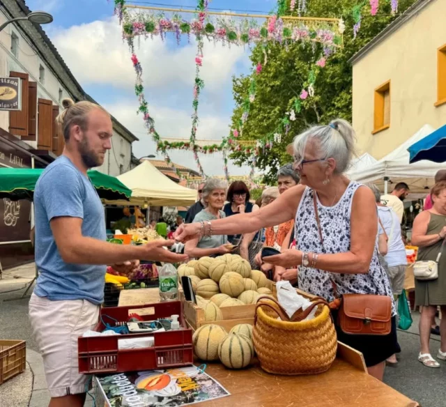 🧺🍉🌼🛍 Tous les mercredis matins, retrouvez le marché de plein-vent dans le centre-ville de Bram. Plus de 80 commerçants ambulants y déplient leurs stands (alimentaire, textile et forain) ! 
Et durant l'été, de 10h30 à 12h30, un concert accompagne ce rendez-vous incontournable de la vie bramaise. 🎶 

La place de la République s'anime également tous les dimanches matins autour du marché des producteurs locaux. 🍅🧀🍓

#collinescathares #marché #jourdemarché
#marchédeproducteurs #aude #audetourisme #jaimelaude #occitanie #occitanietourisme #suddelafrance #sudouest #southoffrance 
Photo : Ville de Bram