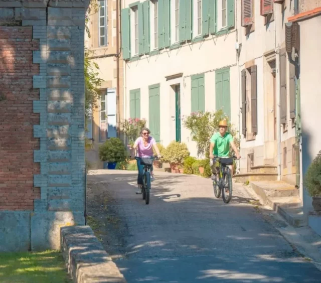 🚴‍♀️ Été + vélo + Voie Verte du canal du Midi à Montségur = Bonheur absolu ! ☀️😄

ℹ Toutes infos pour organiser votre sortie sur notre site internet : www.collinescathares.com (lien en bio)

#canalduMidi #VoieVerte #SlowTourisme #VéloTrip #Vélo #Bram #Montrealdelaude #collinescathares #aude #audetourisme #jaimelaude #occitanie #voyageoccitanie #occitanietourisme #suddelafrance #sudouest

Crédits photos 📷 : Vincent Photographie / ADT de l'Aude
