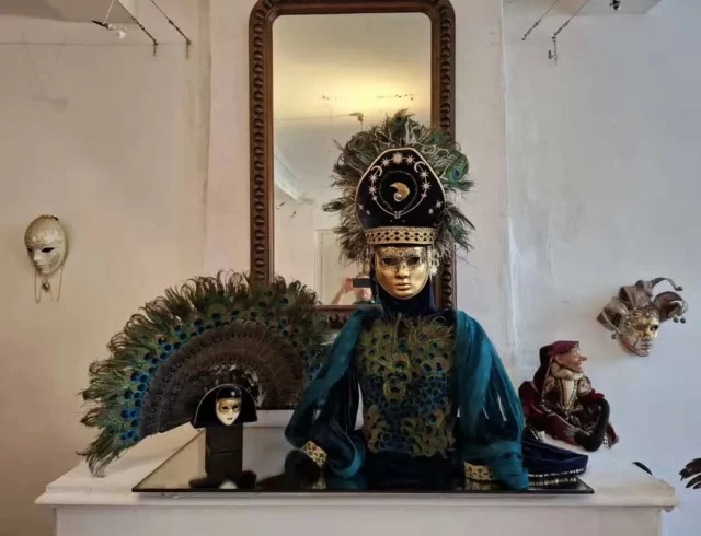 🎭 Idée de sortie pour le week-end : l'exposition textile proposée par l'association @soa_artisanat à Fanjeaux !

Nicolas Jover, maître du fil 🧵, et Yannick Delplace, 
poète de la plume 🪶, unissent leur savoir-faire pour vous dévoiler une collection inédite de costumes et pièces textiles d’exception, réalisés pour les fastes du célèbre carnaval de Venise.

📍 Maison Gramont, place des halles à Fanjeaux (11270)
📅 Le samedi 23 et le dimanche 24 août 2025
🕰️ de 15h à 18h30
Entrée gratuite 

#exposition #artisanatdart #art #textile #arttextile
#plumasserie #broderie #Fanjeaux #aude #jaimelaude #audetourisme #occitanie #occitanietourisme 
📷 photo : @soa_artisanat