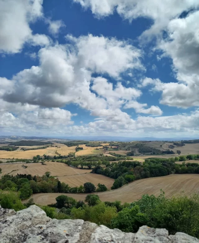 🌞 Bon dimanche à tous !

Prenez un moment pour respirer, ralentir… et admirer la beauté qui nous entoure. Aujourd’hui, c’est le calme des collines du Razès qui nous inspire ! 💚📸

📍 Point de vue du Seignadou (à Fanjeaux, dans l'Aude) 

#bondimanche #paysages #paysagecollinaire #collinescathares #pointdevue #view # Razès #Fanjeaux #aude #audetourisme #jaimelaude #occitanie #occitanietourisme #voyageoccitanie #southoffrance #suddelafrance