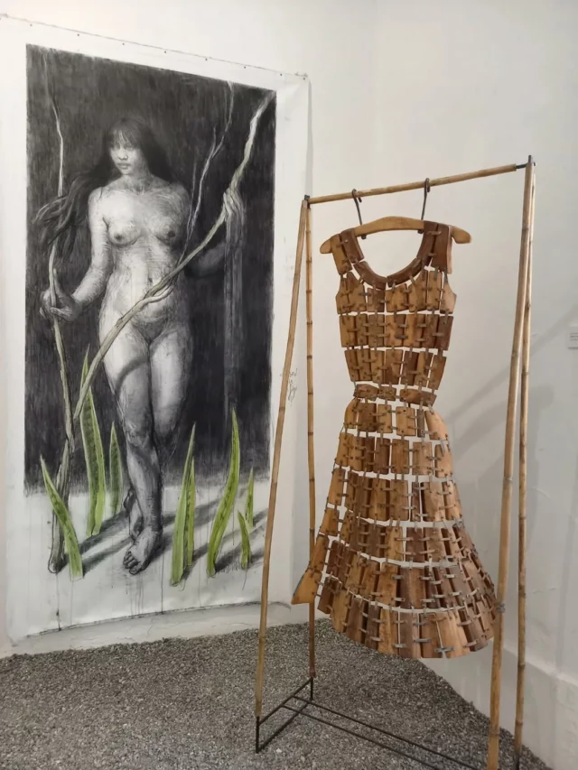 🎨👀📸 C'est la dernière semaine pour aller visiter la superbe exposition d’art contemporain à la Maison Gramont à Fanjeaux (11270)...

➡️ Jusqu'au 13 septembre 2025, venez y découvrir :

🔸 l’univers d'une quarantaine d'artistes exposant dans les 17 salles de la Maison Gramont (ouverture tous les jours de 15h à 18h30, entrée libre) 🖼

🔸 le salon de thé et gourmandises : pour déguster des glaces, un thé, un café, ou des biscuits de fabrication artisanale 🧁🍪🫖

🔸️ le coin lecture aménagé par le Réseau de Lecture Publique de la Communauté de Communes Piège Lauragais Malepère, avec une bibliothèque d'art accessible aux horaires d'ouverture de l'exposition. 📖 

Toutes les infos et actus 👉 @artsetculture_gramont_fanjeaux

#exposition #art #artcontemporain #Fanjeaux #collinescathares #sortirdanslaude #aude #audetourisme #occitanie #occitanietourisme #exhibition #contemporaryart #southoffrance 
Photos : OTI Au Coeur des Collines Cathares