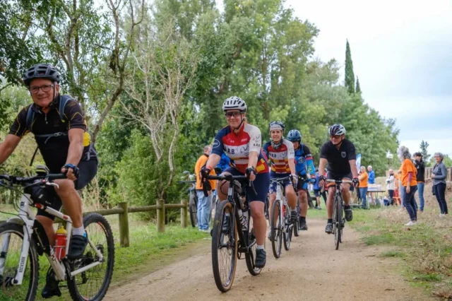 📸🚴‍♀️ 𝐋𝐚 @velocipedieoccitane 𝐞𝐧 𝐏𝐢𝐞̀𝐠𝐞 𝐋𝐚𝐮𝐫𝐚𝐠𝐚𝐢𝐬 𝐌𝐚𝐥𝐞𝐩𝐞̀𝐫𝐞... 𝐫𝐞𝐭𝐨𝐮𝐫 𝐞𝐧 𝐢𝐦𝐚𝐠𝐞𝐬 !

Le vendredi 12 septembre, 70 passionné(e)s de la petite reine se sont élancé(e)s pour un périple inoubliable de 3 jours sur la Voie Verte du canal du Midi à Montségur. 🚴‍♂️

Vers 8h30, les participants ont été chaleureusement accueillis sur l’aire de pique-nique du port de Bram pour partager un petit-déjeuner convivial et récupérer leur Roadbook. 🥐 Les élus ont ensuite pris la parole pour lancer officiellement l’événement.

Après, le groupe s’est élancé à vélo sur un parcours accessible et agréable, traversant Villesiscle et nos beaux paysages. Une balade rythmée par les échanges et les sourires. 😄

Avant de partir pour Villeneuve-lès-Montréal et le Limouxin, les participants ont pu profiter d’un marché gourmand à Montréal, rassemblant des producteurs locaux. 🍽

🙏 Un grand merci à tou(te)s les participant(e)s, aux bénévoles, aux communes et à nos partenaires pour avoir fait de cet événement un vrai succès !

@villedebram #Montréal #Villesiscle #VilleneuvelesMontreal @audetourisme @pyreneesaudoises @otpyreneescathares @limouxintourisme #vélo #velotrip #aventure #velocipedieoccitane #VoieVerte #canaldumidi #Montségur #itinérance #Aude #Ariège #sudouest #occitanie #occitanietourisme