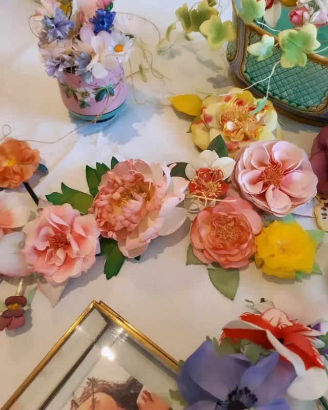 🪡 𝐄𝐱𝐩𝐨𝐬𝐢𝐭𝐢𝐨𝐧𝐬 𝐭𝐞𝐱𝐭𝐢𝐥𝐞𝐬 😍🧵

16 artistes d'excellence exposeront leur œuvres à l'occasion de la 5ème édition de la Biennale d'Arts Textiles "Secrets d'Artistes", qui se déroulera du jeudi 02 au dimanche 05 octobre 2025 à la Maison Gramont, à Fanjeaux.
Vous découvrirez par exemple l'univers coloré de Florence Bigot, parurière de fleurs. 🌸🌼

Ouvert au public de 10h à 18h | Entrée : 2€ (Gratuit pour les moins de 15 ans).
📍  à la Maison Gramont, place des halles (11270 Fanjeaux).

ℹ️ Dans le cadre de cet événement, l’Office de Tourisme Intercommunal “Au Coeur des Collines Cathares” vous propose des visites guidées du village le jeudi 2 octobre à 17h30 et le samedi 4 octobre à 9h30 (sur inscription au 04 68 24 75 45).

@soa_artisanat @sdartistes @audetourisme @voyageoccitanie #Aude #audetourisme #sortirdanslaude #occitanie #occitanietourisme #Fanjeaux #exposition #atelierstextiles #expositiontextile #art