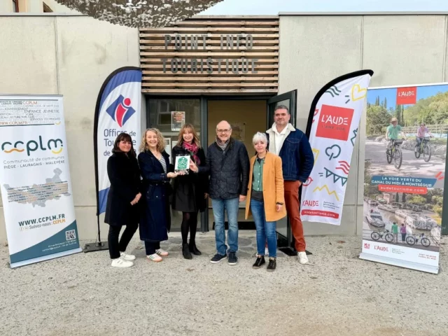 🚴‍♀️ Grande nouvelle ! Nos 3 points d’information touristique à Bram, Fanjeaux et Montréal d’Aude ont obtenu le label “Accueil Vélo” ! 🎉

Hier matin, l’Agence de Développement Touristique de l'Aude (@audetourisme), représentée par Dorian MATÉOS, et l’Office de Tourisme « Au Cœur des Collines Cathares », dirigé par Sandra GIBELLINI, accompagnée de Coralie POLVOREDA, étaient aux côtés des élus de la CCPLM avec M. André VIOLA, président, Estelle VILESPY, vice-présidente en charge du tourisme, ainsi que les maires Claudie FAUCON-MEJEAN (Bram), Aurélien PASSEMAR (Fanjeaux) et Philippe LANNES (représentant Montréal d’Aude), pour officialiser cette belle étape.

Ces nouveaux points d’accueil rejoignent les 13 prestataires déjà labellisés dans notre territoire, garantissant un accueil de qualité pour tous les cyclistes le long des voies vertes et parcours cyclables. 🚲

Une avancée qui renforce notre territoire comme destination idéale pour les amateurs de vélo et de découvertes ! 🌟

#AccueilVélo #Tourisme #Vélo #Aude #Découverte #Bram #Fanjeaux #MontréalDAude