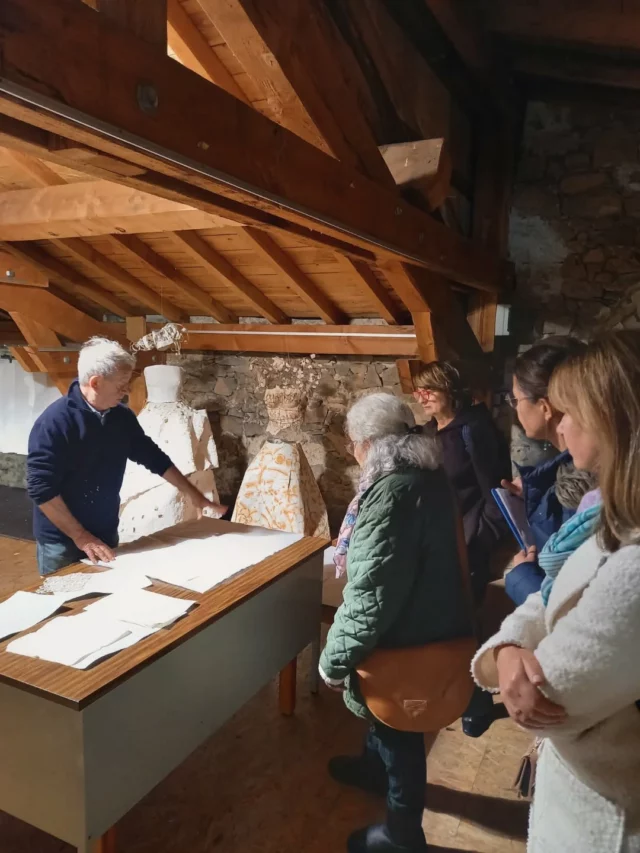 Le PETR du Pays Lauragais a réuni cette semaine le collectif des moulins – composé d’élus, de techniciens des offices de tourisme et de propriétaires de moulins – pour une visite inspirante au Moulin à papier de Brousses et Villaret.

Cette rencontre, à laquelle nous avons participé, avait plusieurs objectifs :
➡️ Fédérer les membres du collectif autour d’un patrimoine commun
➡️ Visiter une structure proposant une offre touristique complète et reconnue
➡️ Échanger avec le propriétaire du moulin afin de découvrir les différentes facettes de son activité et de mieux comprendre la manière dont il a construit son projet.

Un moment riche en partage d’expérience et en réflexion pour valoriser encore davantage les moulins du Lauragais !

#moulins #lauragais #collectif #visitedécouverte @moulinapapierdebrousses
#partagedexpérience #valorisationdupatrimoine #Patrimoine #aude #audetourisme #occitanie
