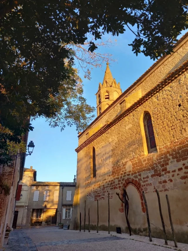 🌞 Quand le soleil se lève, la cité médiévale de Fanjeaux s’illumine d’une lumière douce qui réveille les vieilles pierres.

... Pour parfaire votre visite, l'Office de Tourisme Intercommunal met à votre disposition des audioguides et des plans du village ℹ (6 place du Treil, 11270 Fanjeaux) !

Nous vous attendons 😉

#ideedevisite #village #fanjeaux #collinescathares #Aude #jaimelaude #audetourisme #payscathare #occitanietourisme #occitanie #aube #lumièrematinale #matindoré