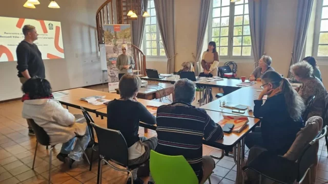 🚲✨ La semaine dernière, notre équipe a eu le plaisir d’accueillir au Château de Lordat, à Bram, douze structures touristiques du territoire ! 

L'objectif ? Leur présenter le label Accueil Vélo et ses nombreux avantages.

Ce rendez-vous a été l’occasion de découvrir :
🔹 Les projets de mobilité et de développement cyclable en cours sur notre territoire ;
🔹 Les critères d’éligibilité et les bénéfices du label Accueil Vélo ;
🔹 L’accompagnement proposé pour intégrer ce dispositif national.

Ces échanges riches ont permis d’identifier les besoins, de partager des expériences et de construire ensemble une offre touristique toujours plus durable, cohérente et attractive. 🚴‍♀️🌿

Un grand merci à tous les participants pour leur enthousiasme et leur engagement ! Restons mobilisés pour faire rayonner notre territoire à vélo.

#TourismeDurable #AccueilVélo #TerritoireEnMouvement #Bram #Mobilité #TourismeResponsable