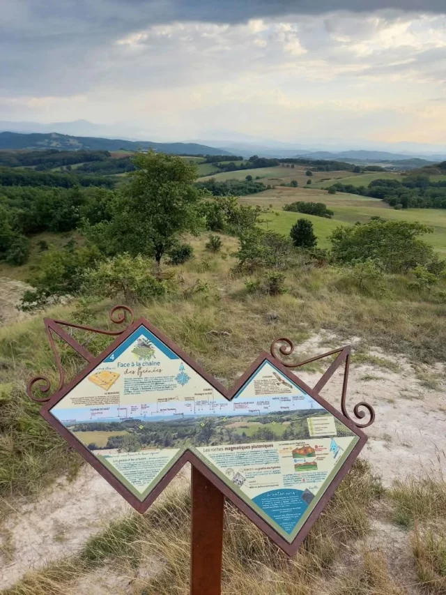 ❄️🌄 𝐋𝐞 𝐬𝐞𝐧𝐭𝐢𝐞𝐫 𝐝𝐞𝐬 𝐜𝐫𝐞̂𝐭𝐞𝐬 𝐚̀ 𝐇𝐨𝐮𝐧𝐨𝐮𝐱

L’air frais, les teintes sobres de l'hiver et le calme ambiant rendent cette randonnée particulièrement vivifiante. Des panneaux d’interprétation, disposés le long du parcours, permettent d’en apprendre davantage sur les curiosités géologiques qui façonnent ces crêtes.

🚶‍♀️ Départ : petit parking sous la mairie d’Hounoux (11240)
🔁 Distance : 8 km (variante possible)
⏱️ Durée : environ 2h40
🟡 Balisage : jaune
📱 Circuit détaillé sur Visorando... et sur notre site internet (lien en bio)

#randonnée #randonnéenature #hiver #outdooradventures #sortirdanslaude #aude #audetourisme #occitanie #occitanietourisme #suddelafrance #sudouest