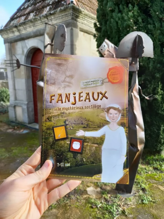 😄 Pendant les vacances, plongez en plein Moyen Âge !

"Nous sommes en 1208. Catarina a perdu son ami Guilhem dans la cité de Fanjeaux... ⛪️ Saurez-vous l'aider à le retrouver et par la même occasion résoudre le grand mystère qui entoure le village et ses habitants ? 🕵️‍♀️"

Le livret jeu "Fanjeaux et le Mystérieux sortilège" est disponible à l'Office de Tourisme Intercommunal (à Fanjeaux) au prix de 3€ pour les enfants de 7 à 12 ans.

Une belle activité à faire en famille ! 😉

#activitéenfamille #jeudepiste #Fanjeaux #collinescathares #Aude