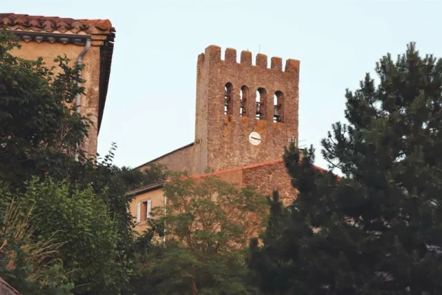 📸 Patrimoine de nos collines... Le superbe clocher-peigne de l'église de Plaigne. ⛪😍

#photodujour #église #clocher #Patrimoine #collinescathares @audetourisme @voyageoccitanie