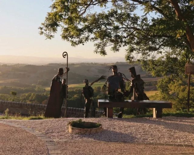 👀📸 Photo coup de cœur : l'œuvre "La Disputation" au point de vue du Seignadou.

Découvrez le superbe parcours sculptural retraçant les grands épisodes de l’histoire de Fanjeaux 😀 

En cheminant dans ce village plein de charme, vous rencontrerez, au détour d’une ruelle, sur une placette ou dans un coin de verdure, des personnages… Comme ces parfait(e)s débattant avec Saint-Dominique !

Des contenus multimédias sont conçus pour accompagner la visite. Ainsi, vous pourrez bénéficier d’une visite commentée grâce à des audioguides en location à l’Office de Tourisme. 🎧

Un livret-jeu, pensé pour les familles et les enfants (à partir de 7 ans, disponible à l'Office de Tourisme) invite aussi à découvrir Fanjeaux d’une manière ludique et énigmatique… 📜

A très vite, à Fanjeaux, pour un voyage au Moyen Âge. 😉

Plus d'informations auprès de nos conseillers en séjour : tourisme@ccplm.fr | 04 68 24 75 45 et sur notre site internet : www.collinescathares.com (lien en bio)

#parcourssculptural #visite #Fanjeaux #citemedievale #collinescathares @audetourisme
@voyageoccitanie ️