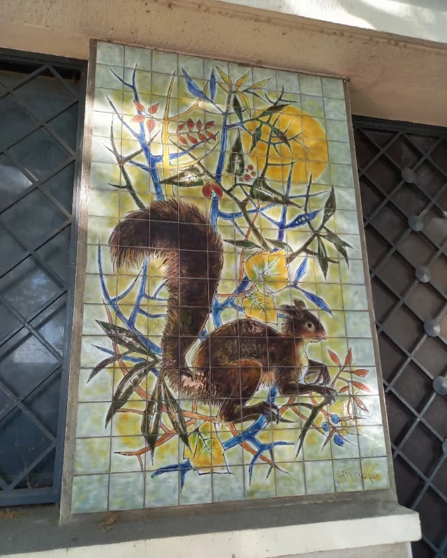 👀 Patrimoine : Levez les yeux place de la République à Bram !

Sur la façade de l’ancienne Caisse d’Épargne, une fresque en faïences signée Jean Camberoque (1917-2001) met à l’honneur… le célèbre écureuil 🐿️

Un clin d’œil artistique et patrimonial à découvrir lors de votre visite de ce joli village circulaire. 

➡️ Plus d'infos sur notre site internet : www.collinescathares.com (lien en bio)

#JeanCamberoque #Patrimoine #Art #Aude #Occitanie @villedebram @audetourisme @voyageoccitanie