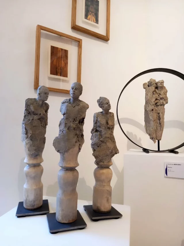 🎨👀📸 On vous propose un petit aperçu de l'incroyable exposition d’art contemporain qui vient de débuter à la Maison Gramont à Fanjeaux (11270)... Un lieu où l'art, la convivialité, la musique et la créativité se rencontrent !

➡️ Jusqu'au 12 septembre 2026, venez y découvrir :

🔸 l’univers d'une quarantaine d'artistes exposant dans les 17 salles de la Maison Gramont (ouverture tous les jours de 15h à 18h30, entrée libre) 🖼

🔸 le salon de thé et gourmandises : pour déguster des glaces, un thé, un café, ou des biscuits de fabrication artisanale 🧁🍪🫖

🔸 les concerts de musiciens régionaux (jazz, swing, chant lyrique, chansons françaises...) proposés par l'association Les 4'zarts tous les weekends 🎷🎶

🔸️ le coin lecture aménagé par le Réseau de Lecture Publique de la Communauté de Communes Piège Lauragais Malepère, avec une bibliothèque d'art accessible aux horaires d'ouverture de l'exposition. 📖 

Toutes les infos et actus 👉 @artsetculturefanjeaux

#exposition #art #artcontemporain #Fanjeaux #collinescathares @audetourisme @voyageoccitanie
Photos : OTI Collines Cathares Tourisme