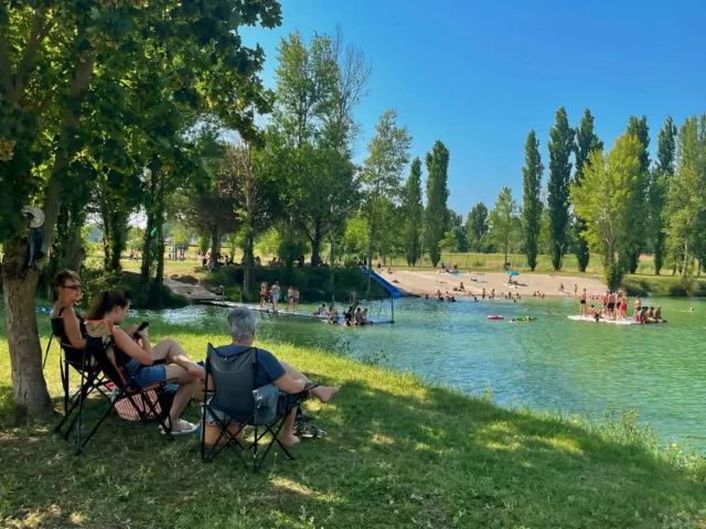 ☀️🏊‍♀️ L'été arrive au lac de Buzerens, à Bram

La base de loisirs de Buzerens et sa plage se préparent pour la saison estivale, qui sera officiellement lancée le week-end prochain avec l’ouverture de la « baignade surveillée ». 

Elle sera assurée par un maître-nageur-sauveteur du SDIS de l'Aude les week-ends des 20/21 et 27/28 juin + 05/06 et 12/13 septembre de 14h à 18h, ainsi que tous les après-midis du 04 juillet au 30 août.

➡️ Et cette année, en plus des hamacs, des velo-chargeurs, et des nouveaux jeux pour enfants installés par la ville de Bram l’an dernier, vous trouverez sur place un « distributeur de crème solaire » gratuit et accessible à tous.

#baignade #Bram #lac #lacdeBuzerens #audetourisme @audetourisme @villedebram