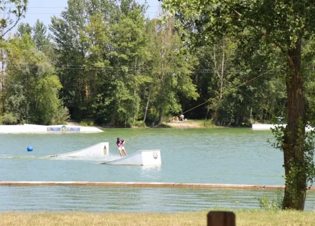 🌿🏄 𝐄𝐧 𝐭𝐨𝐮𝐭𝐞 𝐝𝐞́𝐭𝐞𝐧𝐭𝐞 𝐚𝐮 𝐥𝐚𝐜 𝐝𝐞 𝐁𝐮𝐳𝐞𝐫𝐞𝐧𝐬 𝐚̀ 𝐁𝐫𝐚𝐦 ! 🏊☀️

Prenez le temps de vous poser au lac de Buzerens à Bram... et profitez de sa base nautique 🏄👉 @teleskinautiquebram

🏊‍♂️ Un espace de baignade, placé sous la surveillance d'un maître-nageur-sauveteur du SDIS de l'Aude, est accessible tous les après-midis.

#activitésnautiques #lac #baignadesurveillée #Buzerens #bram @audetourisme @voyageoccitanie 

Crédits photos : n°1 et 2 : Collines Cathares Tourisme 
n°3 : Vincent Photographie / PETR Pays Lauragais 
n°4 : Ville de Bram