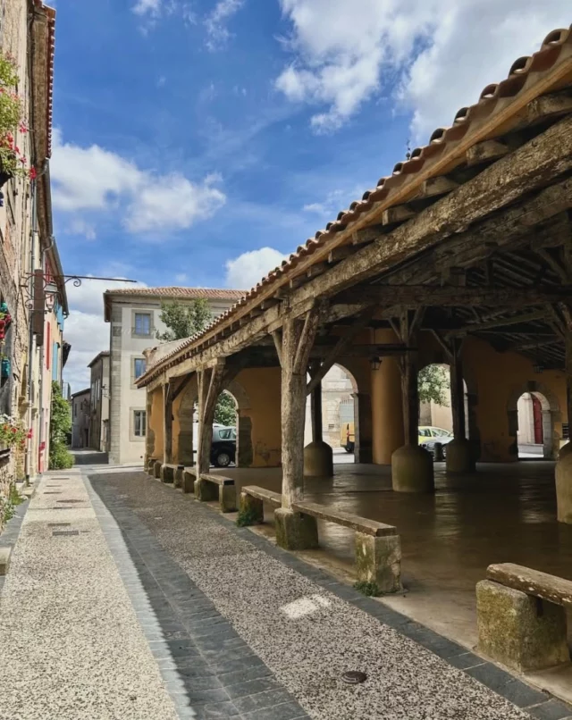😍📸 Les halles XVIIIe de Fanjeaux, dont la construction fut décidée par le premier maire du village Hugues Destrem.

Par @marionmontreal 

#photooftheday #halles #patrimoine #Fanjeaux #aude @audetourisme @voyageoccitanie