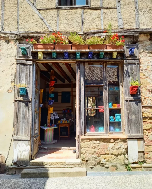 ✨ De passage dans la cité médiévale de Fanjeaux ? Poussez la porte de "La Chouette Boutique".

Vous y découvrirez les créations en céramique de Michel Nagati, inspirées des célèbres modillons de la Maison des Consuls de Mirepoix. Un travail d'artiste qui fait revivre le patrimoine médiéval avec talent et originalité.

➡️ Et si vous souhaitez repartir avec l'une de ces œuvres, quelques modèles sont également proposés à la vente dans la boutique de l'Office de Tourisme Intercommunal des Collines Cathares, place de Treil à Fanjeaux (11270).

#Fanjeaux #Céramique #Patrimoine #Artisanat #audetourisme