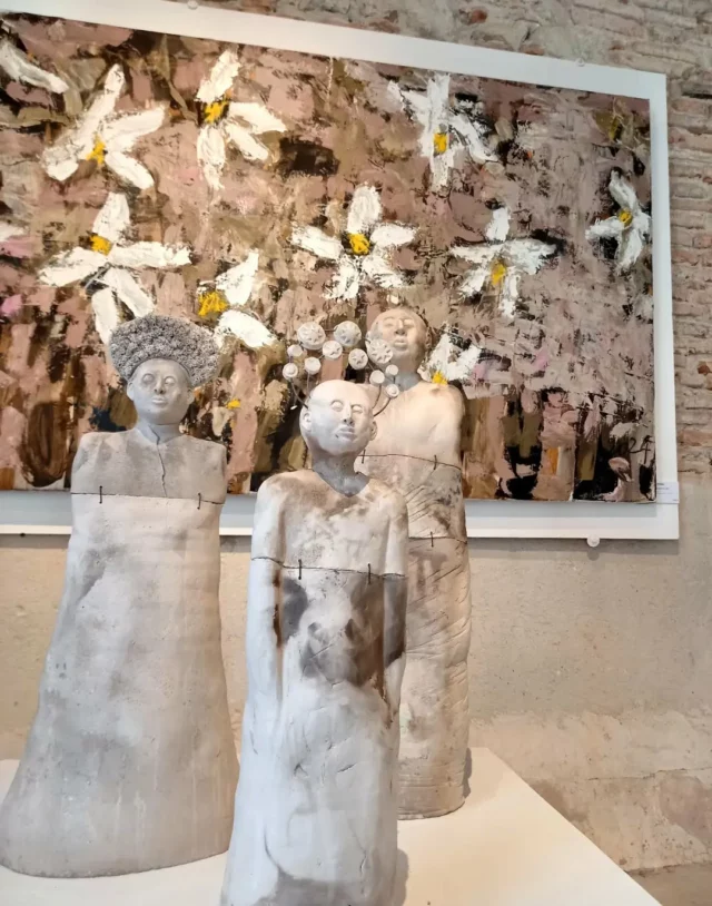 🎨 Rappel : 11ème exposition d'art contemporain à Fanjeaux !

👀📸 On vous propose un petit aperçu de l'incroyable exposition d’art contemporain à la Maison Gramont à Fanjeaux (11270)... Un lieu où l'art, la convivialité, la musique et la créativité se rencontrent !

➡️ Jusqu'au 12 septembre 2026, venez y découvrir :

🔸 l’univers d'une quarantaine d'artistes exposant dans les 17 salles de la Maison Gramont (ouverture tous les jours de 15h à 18h30, entrée libre) 🖼

🔸 le salon de thé et gourmandises : pour déguster des glaces, un thé, un café, ou des biscuits de fabrication artisanale 🧁🍪🫖

🔸 les concerts de musiciens régionaux (jazz, swing, chant lyrique, chansons françaises...) proposés par l'association Les 4'zarts tous les weekends 🎷🎶

🔸️ le coin lecture aménagé par le Réseau de Lecture Publique de la Communauté de Communes Piège Lauragais Malepère, avec une bibliothèque d'art accessible aux horaires d'ouverture de l'exposition. 📖 

Toutes les infos et actus 👉www.artsetculturefanjeaux.fr

#exposition #art #artcontemporain #Fanjeaux #collinescathares 
Photos : OTI Collines Cathares Tourisme