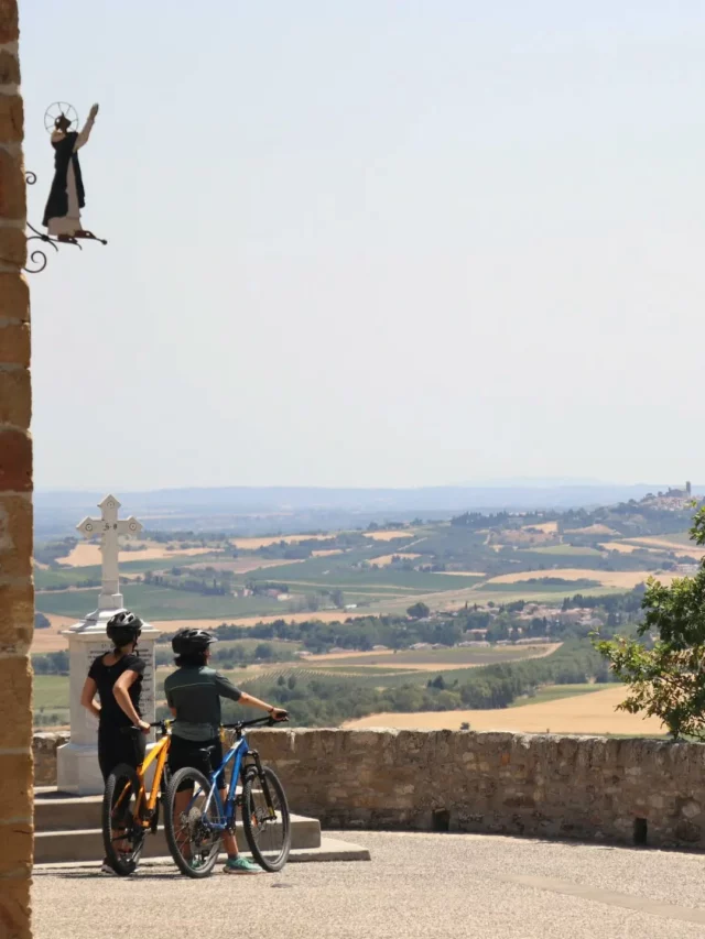 📸 𝗩𝗶𝗲 𝗱𝗲 𝗹’𝗢𝗳𝗳𝗶𝗰𝗲 - 𝗥𝗲𝗽𝗼𝗿𝘁𝗮𝗴𝗲 𝗣𝗵𝗼𝘁𝗼 

La semaine dernière, un reportage photo professionnel était organisé par l’Agence de Développement Touristique de l’Aude sur notre territoire.

🎯 Le but : capturer toute la beauté de nos paysages et des pépites qui jalonnent les nouvelles boucles cyclotouristiques développées par notre équipe ! 🚲
Les objectifs se sont posés aux "Collines de Besplas", à la chapelle Saint-Martin-de-la-Salle, au moulin de Villasavary, dans les ruelles de Fanjeaux et dans le charmant village de Laurac.

Le résultat ? De magnifiques clichés qui nous seront bientôt remis et qui viendront mettre en valeur ces nouveaux parcours pour vous donner envie de partir à leur découverte. 😀

En attendant, nous vous proposons un petit aperçu des coulisses avec quelques photos prises par notre équipe lors du reportage... De quoi vous donner un avant-goût de vos prochaines escapades à vélo ! 🚴‍♀️

🎬 Une vidéo avait été également tournée en début d’été pour notre candidature au label « Terre de Vélo ».

Nous remercions tous les partenaires, le photographe-vidéaste et les figurants pour leur disponibilité. 😊

#reportage #photo #collinescathares #officedetourisme #audetourisme