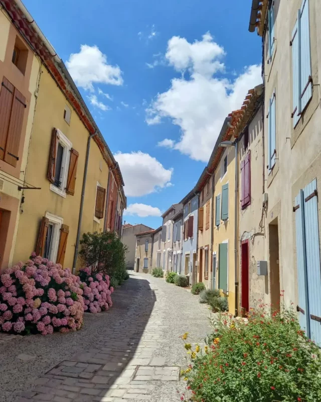 💛 La rue Alazaïs Raseire, dans le village circulaire de Bram 🌼📸

#Bram #aude #occitanie #occitanietourisme #petitecitedecaractere @audetourisme @voyageoccitanie