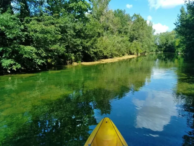💦😎☀️ 𝗘𝗻𝘃𝗶𝗲 𝗱'𝘂𝗻 𝗽𝗲𝘂 𝗱𝗲 𝗳𝗿𝗮𝗶̂𝗰𝗵𝗲𝘂𝗿 𝗲𝗻 𝗰𝗲𝘁𝘁𝗲 𝘀𝗲𝗺𝗮𝗶𝗻𝗲 𝗲𝗻𝘀𝗼𝗹𝗲𝗶𝗹𝗹𝗲́𝗲 ? 

Voici quelques idées d'activités rafraîchissantes 💧 :

➡️ Avec "Atalaya-canoe", vous pouvez descendre l’Hers-Vif en canoë-kayak et profiter des eaux calmes et ombragées de cette belle rivière. Renseignements et réservations : 07 56 25 36 98 🚣‍♀️🌿

➡️ Pour faire un plouf, jusqu’au 30 août 2026 : 
 🔹 la piscine de Montréal vous ouvre ses portes tous les jours de 11h à 19h30 🏊‍♀️
 🔹 une zone de baignade surveillée est aussi accessible tous les jours de 14h à 18h au lac de Buzerens (à Bram).

➡️ Sur ce même lac, le "Teleski Nautique de Bram" vous propose de nombreuses activités nautiques : wakeboard, ski nautique, wakeskate, kneeboard et paddle. 🏄‍♂️ Renseignements et réservations : 04 68 79 74 14

#été2026 #aude #occitanie #collinescathares #fraicheur