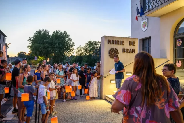 😍🏮 Notre dernière visite guidée aux lampions de l'été se déroulait mardi soir à Bram... dans le plus grand village circulaire au monde !

Vous souhaitez vous aussi découvrir le riche patrimoine et l'histoire de Bram ? Nous vous donnons rendez-vous dans le Bureau d'information Touristique situé au 15 rue Charles de Lordat (entre la mairie et la gare de Bram). 😊 À très vite !

#visiteauxlampions #visiteguidée #Bram #Aude #collinescathares 
Photos : Marin Rives Ferrer / Collines Cathares Tourisme