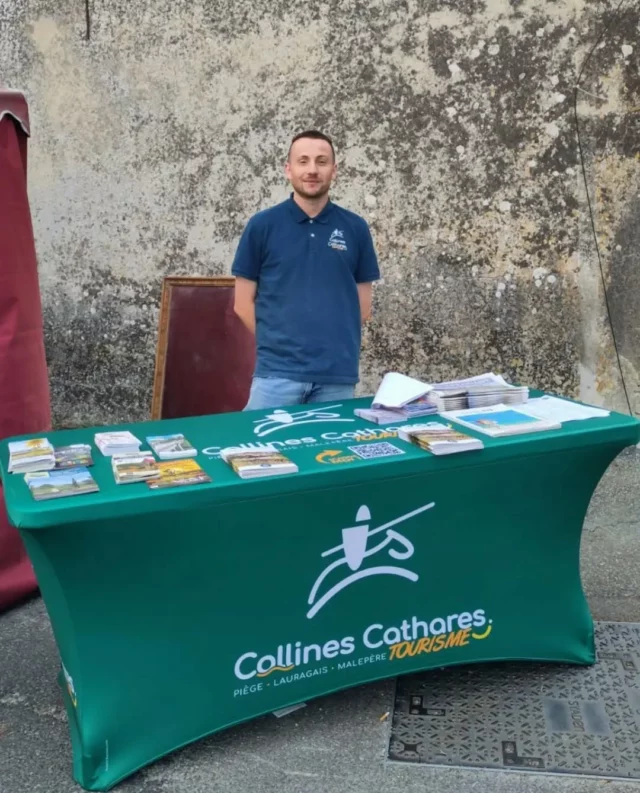 Ce dimanche, notre équipe participait à l'incontournable foire artisanale de Fanjeaux pour promouvoir notre belle destination des "Collines Cathares"  !

Un événement convivial et animé, qui a attiré un large public tout au long de la journée. L'occasion idéale d’échanger et de faire rayonner notre territoire !

Merci aux organisateurs et à tous les visiteurs pour leur accueil chaleureux ! 😊

#CollinesCathares #Fanjeaux #Tourisme #aude #occitanie