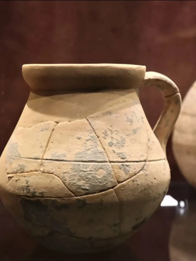 🏺 Le musée bramais Eburomagus, propose une découverte archéologique de tout l’Ouest Audois : des traces des hommes de la Préhistoire aux villages circulaires du Moyen-Âge, en passant par l’espace rural et les « villae » de la période romaine.

Amphores, objets de la vie quotidienne, mobiliers funéraires font partie des vestiges qui y sont exposés... 

ℹ️ Le musée vous accueille du mardi au samedi de 14h à 18h et le mercredi de 10h à 12h et de 14h à 18h.
Entrée gratuite !

Et jusqu'au 24 octobre 2026, le musée archéologique Eburomagus vous invite à découvrir « Las Cravieros, 10 années de recherches », une exposition conçue par les archéologues de l'INRAP.

À travers les découvertes réalisées sur ce site occupé entre la fin du IVᵉ et le début du VIᵉ siècle après J.-C., plongez dans le quotidien d'un important centre artisanal où travaillaient potiers, tuiliers et forgerons.

Vous pourrez admirer une sélection de mobilier issu des fouilles : assiettes, plats, bols et coupes en céramique, ustensiles de cuisine, matériaux de construction, déchets de forge, outils en fer, mais aussi des vestiges témoignant de l'élevage et de la vie quotidienne. Autant d'objets qui racontent les gestes, les savoir-faire et l'organisation d'une communauté à la charnière entre l'Antiquité et le Moyen Âge.

... Une visite passionnante 😀

#musée #exposition #Bram #audetourisme #occitanietourisme
