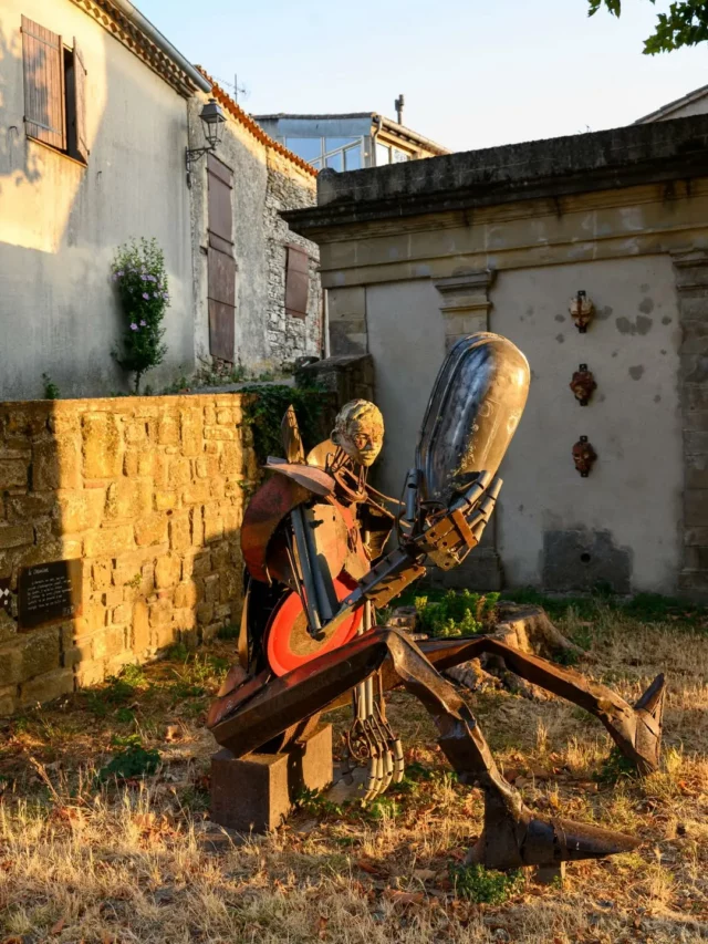 🛡 Sur les traces de l’histoire cathare à Fanjeaux...

Pensif et énigmatique, le Chevalier fait partie d’un parcours sculptural composé de 10 œuvres, qui évoque les grands moments de l’histoire cathare du village.

Pour découvrir Fanjeaux et ce parcours :
🎧 Laissez-vous guider par les audioguides, disponibles à la location au tarif de 4 € à l’Office de Tourisme Intercommunal :
📍 6 place du Treil, 11270 Fanjeaux

🕵 Et pour les plus jeunes, place à l’aventure ! Un livret-jeux à 3 € leur permet de découvrir le parcours de manière ludique, en résolvant des énigmes tout au long du chemin.

Alors, prêts à bondir en plein Moyen Âge ? ⚔️

Photo : Marin Rives Ferrer / Collines Cathares Tourisme
#Fanjeaux #village #sortirdanslaude #sortirenfamille #collinescathares @audetourisme @voyageoccitanie