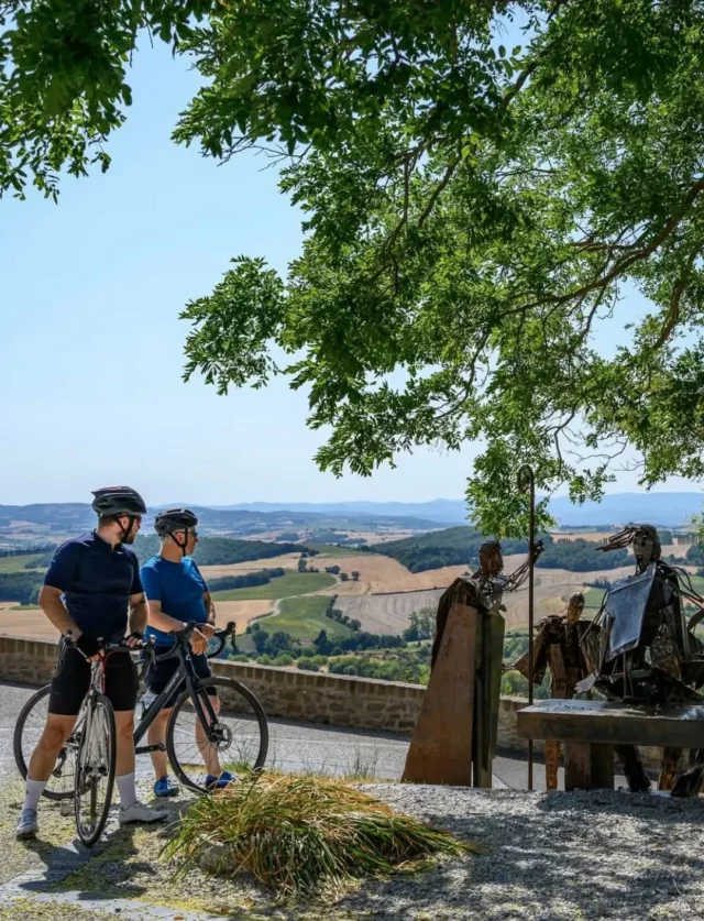 🚴‍♀️🚴 𝗘𝘁 𝘀𝗶 𝘃𝗼𝘂𝘀 𝗽𝗮𝗿𝘁𝗶𝗲𝘇 𝗮̀ 𝗹𝗮 𝗱𝗲́𝗰𝗼𝘂𝘃𝗲𝗿𝘁𝗲 𝗱𝗲𝘀 𝗖𝗼𝗹𝗹𝗶𝗻𝗲𝘀 𝗖𝗮𝘁𝗵𝗮𝗿𝗲𝘀… 𝗮̀ 𝘃𝗲́𝗹𝗼 ? 

Grande nouveauté ! ✨ Notre équipe a imaginé et créé un réseau de 12 boucles cyclotouristiques (tous niveaux) sur des routes à faible circulation, représentant plus de 600 km d’itinéraires à explorer en toute liberté !

Découvrez par exemple "la Boucle Médiévale" :

🔁 80,7 km pour partir à la découverte de deux lieux emblématiques du Lauragais : Fanjeaux, haut lieu de l’histoire cathare, et Saint-Papoul, avec sa majestueuse abbaye-cathédrale.

🌾 Au fil des petites routes tranquilles, laissez-vous séduire par les paysages de la plaine lauragaise, les champs de blé, de colza ou de tournesols, avec en toile de fond les panoramas sur la Montagne Noire.

😍 À Fanjeaux, flânez dans les ruelles médiévales, découvrez l’ancien couvent des Frères Prêcheurs, la place du Lac de Jupiter et faites une pause au Seignadou. Depuis ce point de vue exceptionnel, pas moins de 6 départements sont visibles !

⛪ À Saint-Papoul, faites étape sur la place Monseigneur de Langle et poussez les portes de l’Abbaye-cathédrale de Saint-Papoul. Son magnifique cloître sculpté en fait un véritable joyau de l’art roman languedocien.

🚴‍♂️ Un parcours accessible et rythmé, qui alterne montées douces, descentes agréables et pauses culturelles incontournables.
Distance : 80,7 km | 880 m de dénivelé positif | Départ devant l'Office de Tourisme Intercommunal (Place du Treil, 11270 Fanjeaux)

Plus d'infos : 🔗👉 https://collinescathares.com/nature/echappees-a-velo/ (lien cliquable vers le site de l'Office de Tourisme Intercommunal dans notre bio).

#BoucleMédiévale #collinescathares #Lauragais #vélo #Cyclotourisme @audetourisme @voyageoccitanie

Crédits photos : Marin Rives Ferrer / Collines Cathares Tourisme