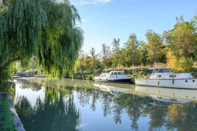 🍂🚤🌤️ Un peu de lumière, des reflets dans l’eau, le murmure des arbres : à l’écluse de Béteille, le canal du Midi se dévoile dans toute sa douceur. 

📍 Montréal de l'Aude (11290)

#canalDuMidi #Montréal #Aude #photographie #CollinesCathares
©Collines Cathares Tourisme / Marin Rives Ferrer